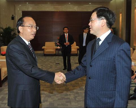 林瑞麟（右）今日下午在福州与四川省副省长李成云会面，就双方关注的事项交换意见。