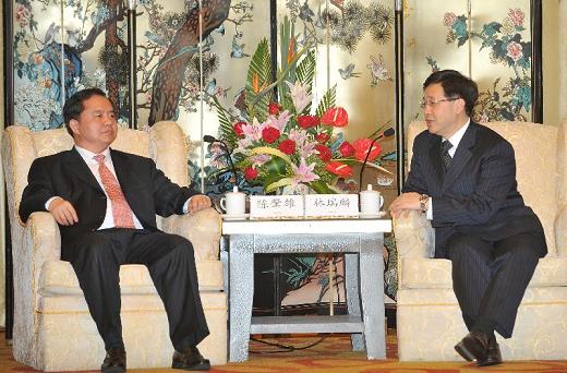 林瑞麟（右）今日下午在福州与湖南省副省长陈肇雄举行双边会议，討论双方关注的议题。