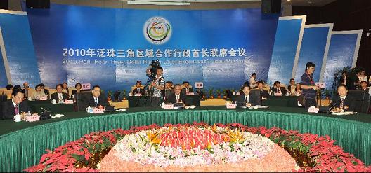 The Secretary for Constitutional and Mainland Affairs, Mr Stephen Lam, attended the "Sixth Pan-Pearl River Delta Regional Co-operation and Development Forum and Trade Fair" (PPRD Forum) in Fuzhou, Fujian. Picture shows Mr Lam having a joint conference with other PPRD leaders to discuss the direction and major initiatives of future co-operation at Fuzhou International Conference and Exhibition Centre today (August 29).