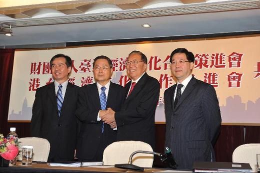 The Hong Kong-Taiwan Economic and Cultural Co-operation and Promotion Council (ECCPC) and the Taiwan-Hong Kong Economic and Cultural Co-operation Council (THEC) held its first joint meeting in Taiwan today (August 30). The two sides also held a joint press conference afterwards. Photo shows (from left) THEC Deputy Chairman, Mr Kao Charng; THEC Chairman, Mr Lin Chen Kuo; ECCPC Chairperson, Mr Charles Lee Yeh-kwong; and the Secretary for Constitutional and Mainland Affairs, Mr Stephen Lam, in his capacity as the ECCPC's Executive Vice-Chairperson, taking a group photo at the joint press conference.