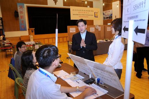 The Secretary for Constitutional and Mainland Affairs, Mr Stephen Lam, this morning (September 5) visits the polling station for the Southern District Council Pokfulam Constituency by-election set up at the Caritus Wu Cheng-chung Secondary School at Northcote Close, Pokfulam. Photo shows Mr Lam chatting with polling station officers.