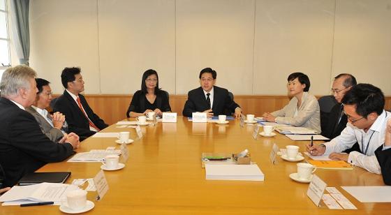 The Secretary for Constitutional and Mainland Affairs, Mr Stephen Lam (centre), the Under Secretary for Financial Services and the Treasury, Ms Julia Leung (fourth left), and the Under Secretary for Constitutional and Mainland Affairs, Miss Adeline Wong (third right), met representatives of the direct marketing industry to discuss the protection of personal data privacy this morning (September 10) at the Government Secretariat.