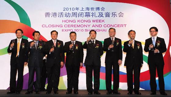 林瑞麟（右四）於「香港活動周」閉幕酒會上參與祝酒儀式。