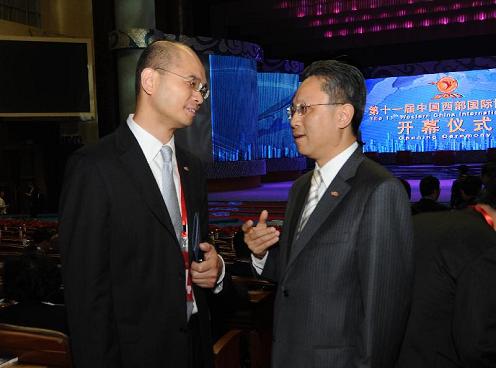 The Permanent Secretary for Constitutional and Mainland Affairs, Mr Joshua Law, attended the opening ceremony of the 11th Western China International Fair in Chengdu this morning (October 22). Photo shows Mr Law (right) chatting with the Director, Hong Kong Economic and Trade Affairs, Chengdu, Mr Eddie Poon, at the opening ceremony. Held in Chengdu, Sichuan annually, the fair aims to enhance regional co-operation and promote the opening up and development of western China. It has become a major platform for trade co-operation, investment promotion and diplomatic services in the region. The Beijing Office and the Hong Kong Economic and Trade Office in Chengdu have a joint exhibition booth at the five-day fair this year promoting the role of Hong Kong and the services it offers. The cumulative number of visitors to the Hong Kong booth is expected to reach 50,000.