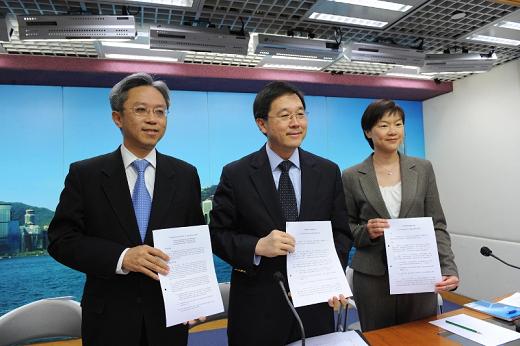 The Secretary for Constitutional and Mainland Affairs, Mr Stephen Lam (centre), held a press conference today (October 30) to explain the arrangements regarding the methods for selecting the Chief Executive and for forming the Legislative Council in 2012. Photo shows Mr Lam presenting the paper which the Government outlined to the Legislative Council Panel on Constitutional Affairs at the press conference. Accompanying him are the Permanent Secretary for Constitutional and Mainland Affairs, Mr Joshua Law (left), and the Under Secretary for Constitutional and Mainland Affairs, Miss Adeline Wong (right).