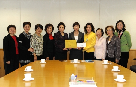 黄静文接收港区妇联代表联谊会的代表提交的意见书。
