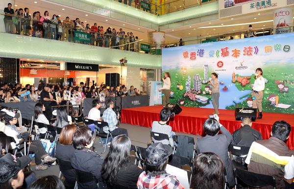 歌唱組合HotCha今日（十一月十四日）下午於「愛香港‧愛《基本法》同樂日」中表演，吸引不少市民欣賞。