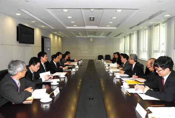 The Secretary for Constitutional and Mainland Affairs, Mr Stephen Lam, met the Vice Chairman of the National Development and Reform Commission, Mr Xu Xianping, this afternoon (November 17) at the Central Government Offices to exchange views on how Hong Kong could best participate in the compilation of the National 12th Five-Year Plan. Representatives from a number of bureaux and departments also attended the meeting. Photo shows Mr Lam (fourth right) and Mr Xu (fourth left) at the meeting.