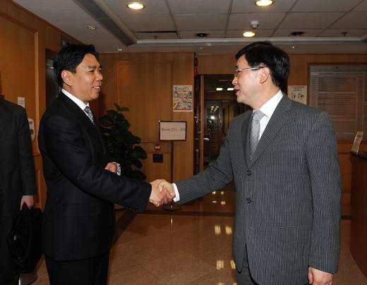 Mr Lam shakes hands with Mr Xu before the meeting.