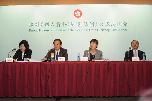 The Government this evening (November 29) held the second public forum to invite public views on the legislative proposals, as set out in the "Report on Public Consultation on Review of the Personal Data (Privacy) Ordinance", at the Tsuen Wan Town Hall, Tsuen Wan. The Under Secretary for Constitutional and Mainland Affairs, Miss Adeline Wong (second right), is pictured speaking at the public forum. Also present are (from right) the Deputy Secretary for Constitutional and Mainland Affairs, Mr Arthur Ho; the Privacy Commissioner for Personal Data, Mr Allan Chiang; and the Chief Legal Counsel of the Office of the Privacy Commissioner for Personal Data, Ms Brenda Kwok.