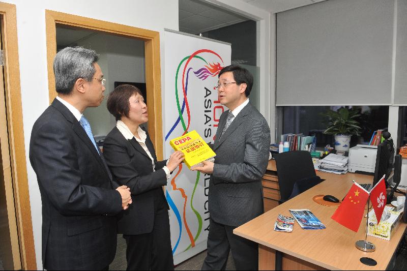 林瑞麟（右）及羅智光（左）今日（十二月六日）在深圳參觀特區駐粵經濟貿易辦事處深圳聯絡組的辦公室，聽取職員講解深圳聯絡組的工作情況。