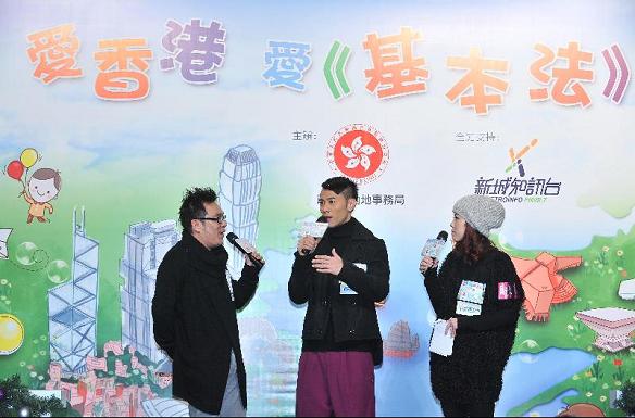 The Constitutional and Mainland Affairs Bureau organised an entertaining and informative Basic Law Roving Show at Sun Yuen Long Centre this afternoon (December 11). Singer Edmond Leung spreads the Basic Law message in a lively manner.