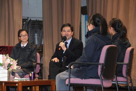 Mr Lam responds to the questions during a meeting with around 600 Form Four to Seven students.