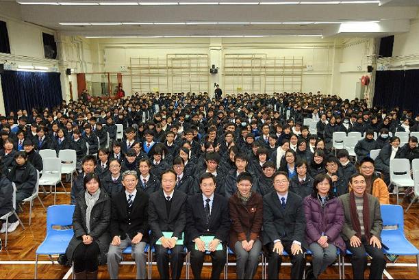 Mr Lam (fourth left, first row) poses for a photo with staff and students after the meeting.