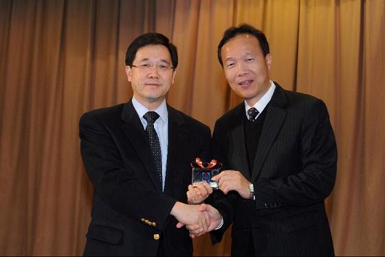 Mr Lam (left) receives a souvenir from the Principal, Mr Ngai Shu-chiu.
