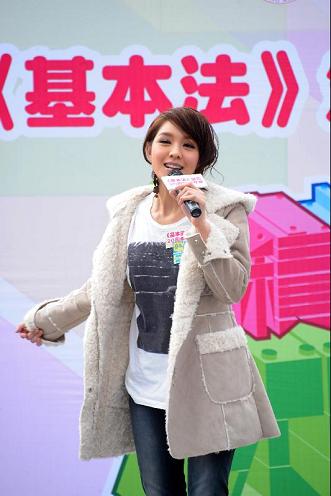 歌手官恩娜在嘉年華呼籲市民加深對《基本法》的認識。
