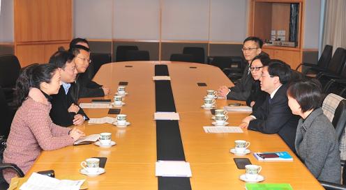 The Acting Chief Secretary for Administration, Mr Stephen Lam, met representatives of the Democratic Alliance for the Betterment and Progress of Hong Kong this morning (February 18) to listen to their views on the Consultation Document on the Methods for Selecting the Chief Executive and for Forming the Legislative Council in 2012.