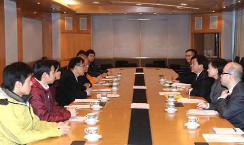 The Acting Chief Secretary for Administration, Mr Stephen Lam, met representatives of the Hong Kong Association for Democracy and People's Livelihood this afternoon (February 19) to listen to their views on the "Consultation Document on the Methods for Selecting the Chief Executive and for Forming the Legislative Council in 2012".