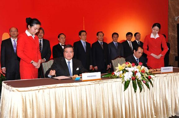 The Chairman of the Hong Kong Hospital Authority, Mr Anthony Wu (left), and the representative of the Shanghai Shen Kang Development Centre sign a co-operative agreement, witnessed by Mr Tsang, Mr Han and other guests.