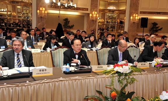 Mr Tsang (centre) speaks at the Second Plenary Session of the Shanghai/Hong Kong Economic and Trade Co-operation Conference.