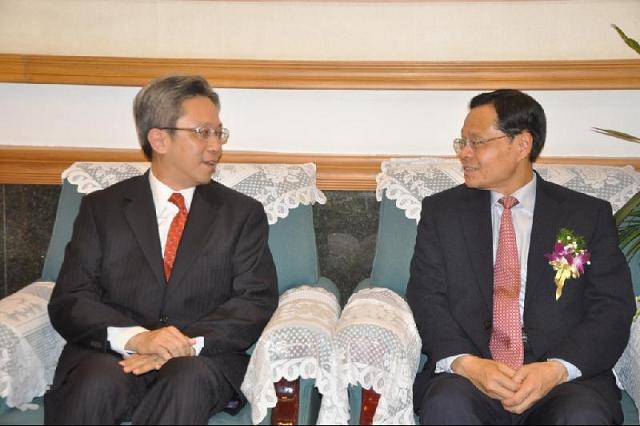 The Permanent Secretary for Constitutional and Mainland Affairs, Mr Joshua Law, today (February 25) attended TV show in Guangxi co-organised by Hong Kong Economic and Trade Office in Guangdong (GDETO) of HKSARG and the five provinces/region under its purview. Picture shows Mr Law (left ) meeting the Vice Governor of Guangxi Zhuang Autonomous Region, Mr Chen Wu, before the event.
