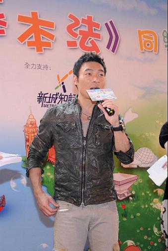The Constitutional and Mainland Affairs Bureau held an entertaining and informative Basic Law Roving Show at MegaBox, Kowloon Bay this afternoon (February 27). Photo shows singer Andy Hui spreading the Basic Law message in a lively manner.