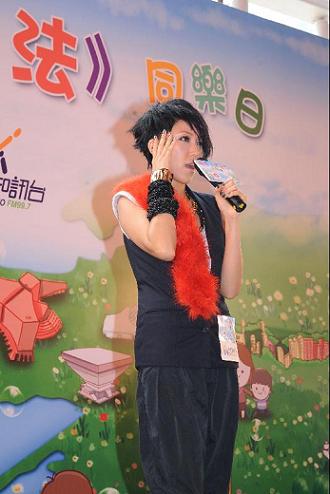 Singer Sherman Chung performs at the Basic Law Roving Show.