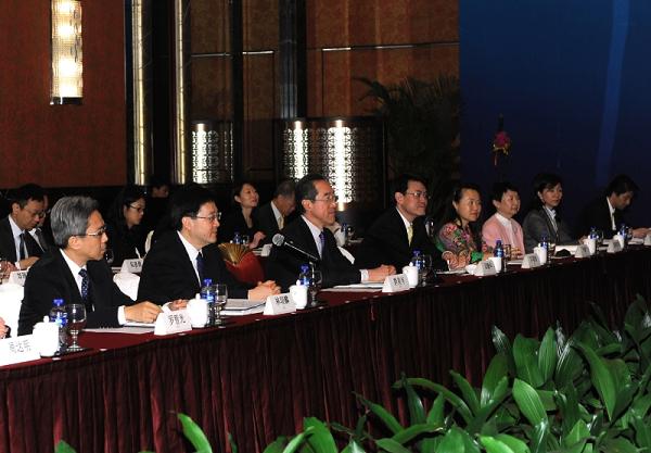 The Chief Secretary for Administration, Mr Henry Tang, and the government delegation attend the 16th Working Meeting of Hong Kong/Guangdong Co-operation Joint Conference in Guangzhou this morning (February 28).