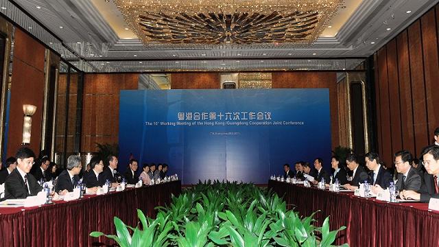 唐英年（左四）和廣東省副省長招玉芳（右五）在廣州共同主持粵港合作聯席會議第十六次工作會議。
