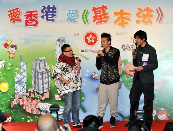 Singer Chau Pak-ho (centre) introduces aspects of the Basic Law at the Basic Law Roving Show.