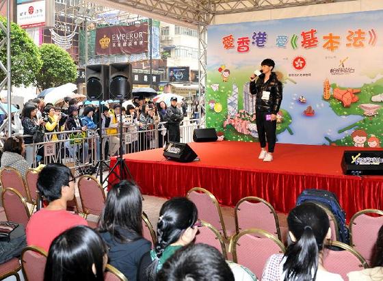 歌手陳柏宇在「愛香港‧愛《基本法》同樂日」中表演，吸引不少市民欣賞。