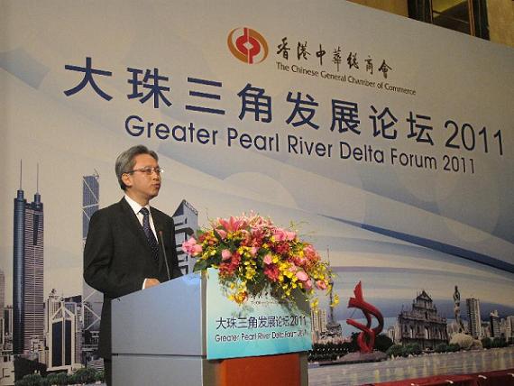 The Permanent Secretary for Constitutional and Mainland Affairs, Mr Joshua Law, attended the Greater Pearl River Delta Forum 2011 held by the Chinese General Chamber of Commerce in Guangzhou today (June 21). The photo shows Mr Law delivering his speech at the forum.