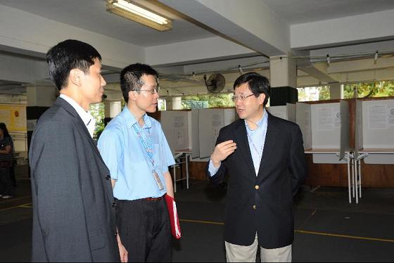 The Secretary for Constitutional and Mainland Affairs, Mr Stephen Lam (right), visits the polling station for the Yuen Long District Council Shap Pat Heung North Constituency by-election set up at the Buddhist Wing Yan School, Fung Yau Street South, Yuen Long, this morning (June 26). Photo shows Mr Lam chatting with Presiding Officer, Mr Eric Lau (centre), and Returning Officer, Mr Yeung Tak-keung.