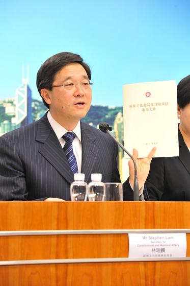 The Secretary for Constitutional and Mainland Affairs, Mr Stephen Lam, held a press conference today (July 22) to announce the Consultation Paper on Arrangements for Filling Vacancies in the Legislative Council and launch a two-month public consultation. The photo shows Mr Lam presenting the consultation paper at the press conference.