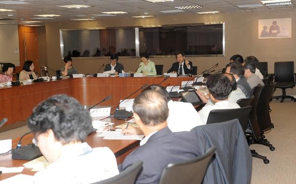 The Secretary for Constitutional and Mainland Affairs, Mr Stephen Lam, attended the meeting of District Council Chairmen and Vice-chairmen this morning (August 26) to brief them on the public consultation on the arrangements for filling vacancies in the Legislative Council. The photo shows Mr Lam (centre right) at the meeting.