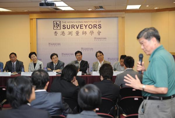 The Secretary for Constitutional and Mainland Affairs, Mr Stephen Lam, and the Secretary for Development, Mrs Carrie Lam, this evening (August 31) attended a forum organised by the architectural, surveying and planning sectors on the arrangements for filling vacancies in the Legislative Council. Mr Lam (third left) and Mrs Lam (second left) are pictured at the forum.