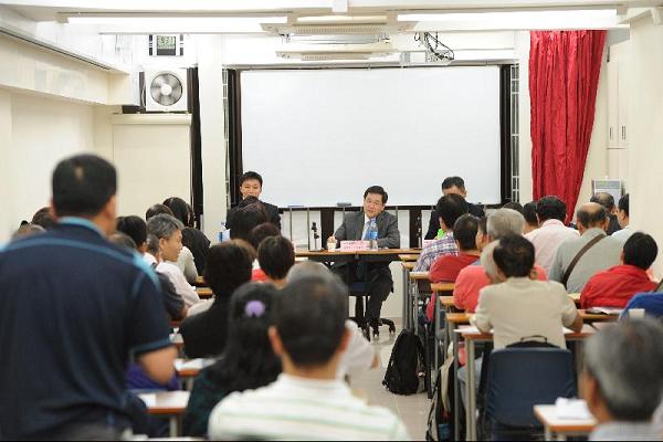 The Secretary for Constitutional and Mainland Affairs, Mr Stephen Lam, this evening (September 14) attended a forum organised by the Federation of Hong Kong and Kowloon Labour Unions on the consultation paper on arrangements for filling vacancies in the Legislative Council. Mr Lam is pictured at the forum.