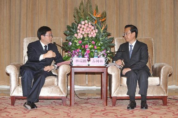 On behalf of the Chief Executive, the Secretary for Constitutional and Mainland Affairs, Mr Stephen Lam, led the Hong Kong Special Administrative Region Government delegation in attending the Seventh Pan-Pearl River Delta Regional Co-operation and Development Forum and Economic and Trade Fair in Nanchang, Jiangxi today (September 20). The photo shows Mr Lam (left) meeting the Governor of Fujian Province, Mr Su Shulin, this afternoon at Jiangxi Qianhu State Guesthouse Nanchang to discuss issues of mutual concern.