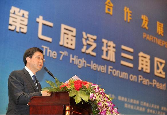 The Secretary for Constitutional and Mainland Affairs, Mr Stephen Lam, attended the seventh High-Level Forum on Pan- Pearl River Delta Regional Co-operation and Development Forum and Trade Fair at Qianhu State Guesthouse, Nanchang, Jiangxi this afternoon (September 21) . Photo shows Mr Lam speaks at the forum.