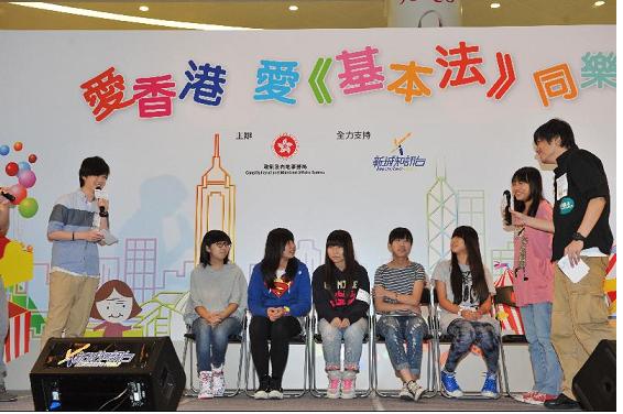 Singer Ken Hung participates in the Basic Law quiz with the audience at the roving show.