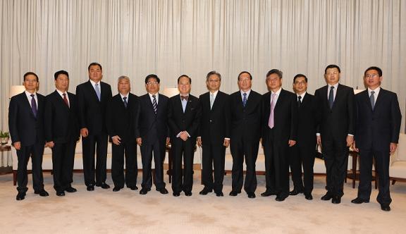 A delegation of Pan-Pearl River Delta (PPRD) Region Secretary-Generals paid a courtesy call on the Chief Executive, Mr Donald Tsang, during their visit in Hong Kong today (October 17) and exchanged views on various areas of co-operation. The delegation arrived in Hong Kong yesterday after attending the PPRD Region Secretary-Generals' Joint Conference in Macau. They will leave Hong Kong this afternoon. The photo shows members of the delegation with Mr Tsang (sixth left). Accompanying the delegation is the Permanent Secretary for Constitutional and Mainland Affairs, Mr Joshua Law (seventh left).