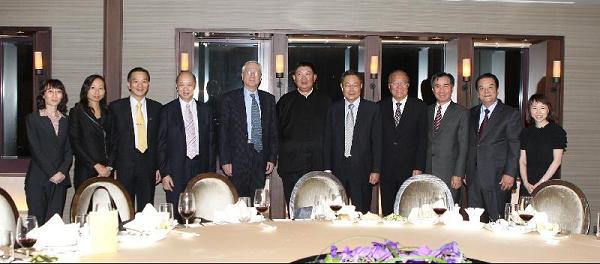 「策進會」董事長林振國（右五）宴請「協進會」訪問團。