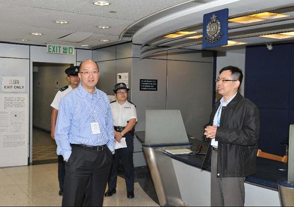 The Secretary for Constitutional and Mainland Affairs, Mr Raymond Tam, visits dedicated polling station at the Hong Kong Police Lei Muk Shue Operational Base, Kwai Chung, at noon today (November 6).