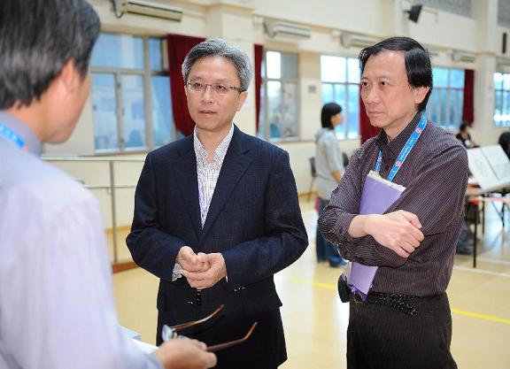 The Permanent Secretary for Constitutional and Mainland Affairs, Mr Joshua Law, visits and chats with the officers at the polling station at the Causeway Bay Community Centre, Causeway Bay, this afternoon (November 6).