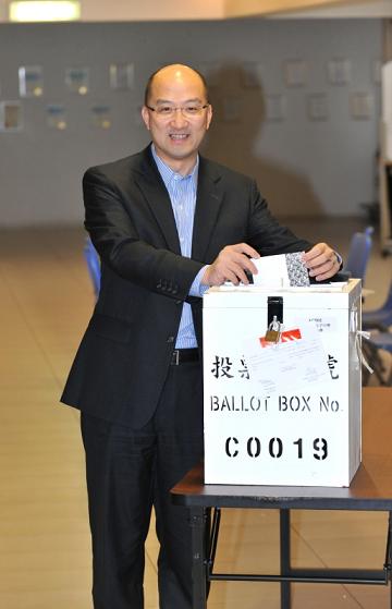 The Secretary for Constitutional and Mainland Affairs, Mr Raymond Tam, casts his vote for the 2011 District Council Elections at the polling station at St Stephen's Girls' Primary School, Park Road, Mid-Levels this morning (November 6) .