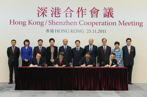 Mr Lam (second row, fifth right) and Mr Xu (second row, fifth left) witness the signing of co-operation agreements between Hong Kong and Shenzhen.