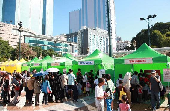市民踴躍參與「《基本法》嘉年華2011」攤位遊戲。