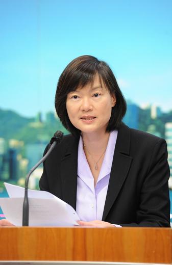 The photo shows Miss Wong introducing the consultation paper at the press conference.