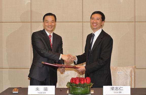 The Hong Kong-Taiwan Economic and Cultural Co-operation and Promotion Council (ECCPC) and the Taiwan-Hong Kong Economic and Cultural Co-operation Council (THEC) signed the Air Services Arrangement in Hong Kong today (December 30). The photo shows the Director of the ECCPC, Mr John Leung (right), and the Director of the THEC, Mr Chu Shi, exchanging the text of the Air Services Arrangement after signing it.