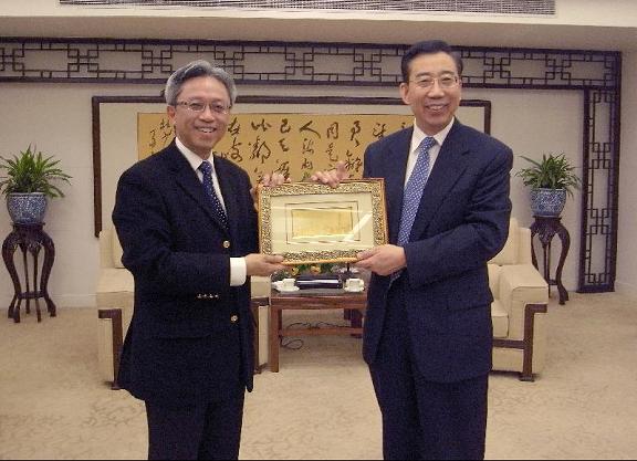The Permanent Secretary for Constitutional and Mainland Affairs, Mr Joshua Law, and a delegation of the Government of the Hong Kong Special Administrative Region paid a visit to Heilongjiang and Beijing from January 15 to 20 at the invitation of the Ministry of Foreign Affairs. Mr Law is pictured presenting a souvenir to the Assistant Minister of Foreign Affairs, Mr Wu Hailong (right), during his visit to Beijing today (January 19). The delegation will return to Hong Kong tomorrow (January 20).